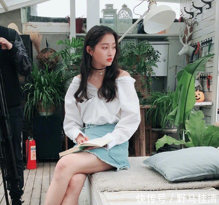 21岁关晓彤和26岁热巴同时撞衫, 一个美如女神, 一个却像路人!