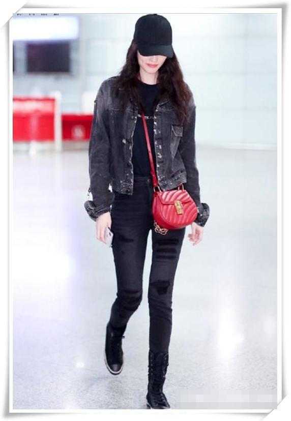 杨幂栽了! 光腿穿短裤竟不敌何穗破洞裤里穿打底裤, 网友: 尴尬了