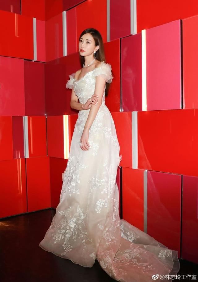 44岁的林志玲出席活动，礼服上半身开好大，网友：被惊艳到了