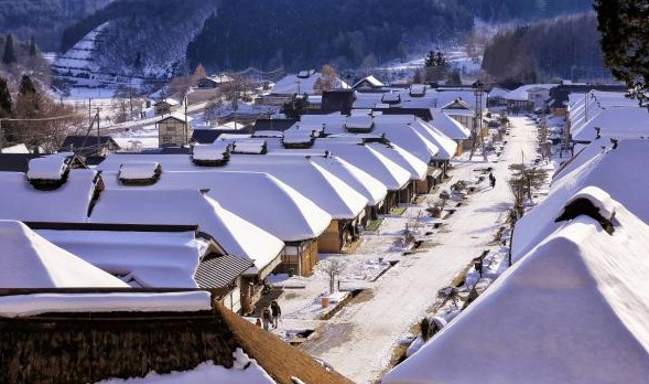 日本最小的雪乡，50多座茅草屋没有炕，冬季却供不应求