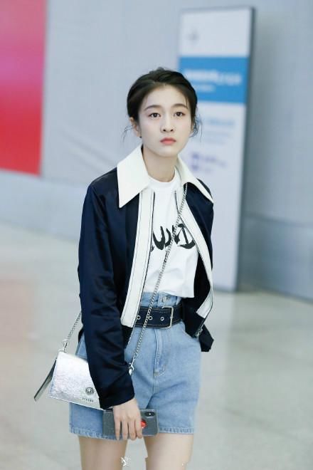 25岁杨紫和21岁张雪迎机场秀，看了她们的腿，难怪秦俊杰选择分手