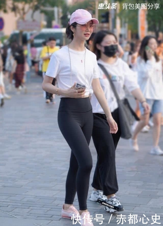 短袖@路人街拍，小姐姐充满风情，运动打底裤搭配白色短袖，干净清爽