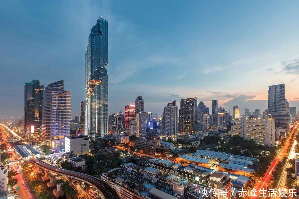泰国第一高楼:被很多人说像烂尾楼,但是一到晚上大家就闭嘴了!