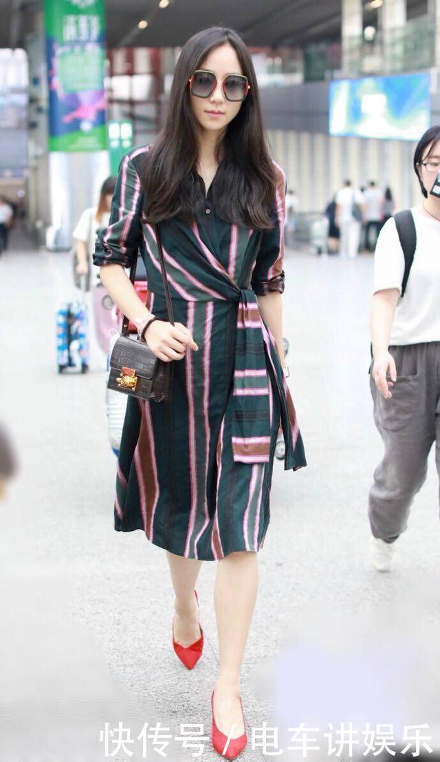 简单又百搭的衬衫裙，韩雪仅仅搭配一双红高跟，时尚感就上去了！