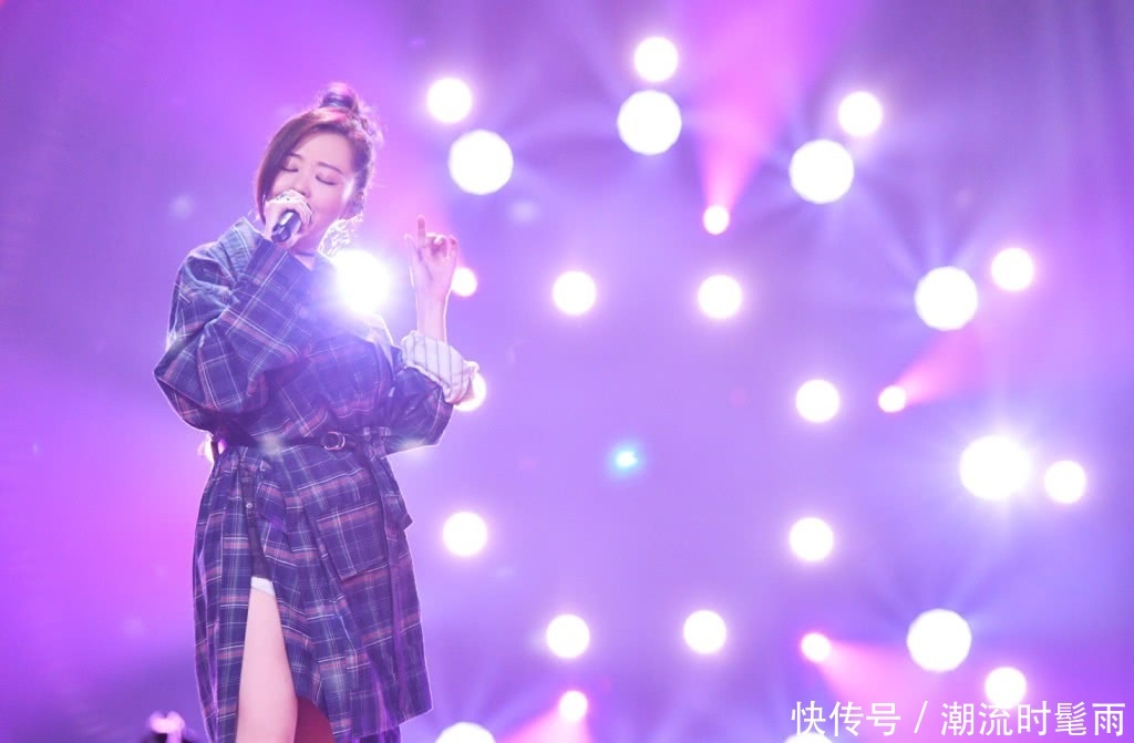 张靓颖短裤短到看不见,胯部以下全是腿,网友:女神好拼啊!