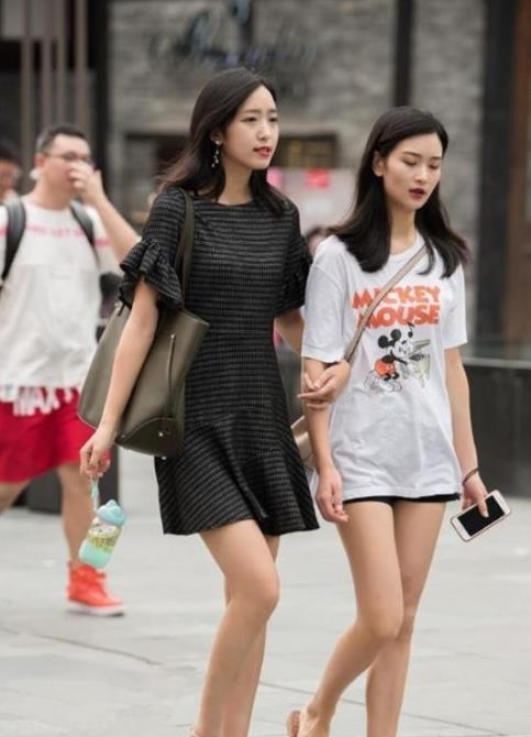 小姐姐■街拍:小姐姐身穿黑色的修身长裙,气质优雅,十分的靓丽