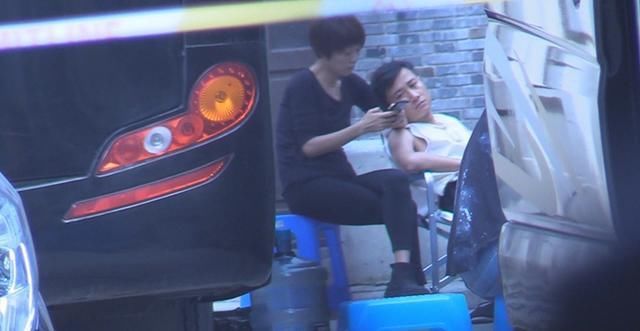 马伊琍探班文章，穿衣朴素接地气，这才是42岁女人该有的样子!