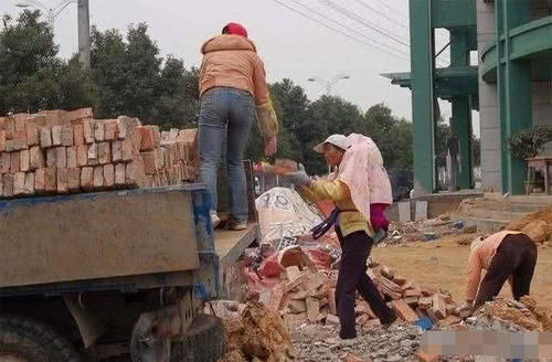  「自建房」沙子变贵，红砖被禁，农房又得统一规划，农民自建房