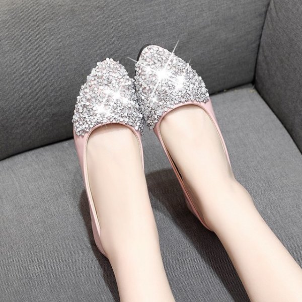 不是恨天高的“韩式高跟鞋”，显脚白嫩，最受女人欢迎了