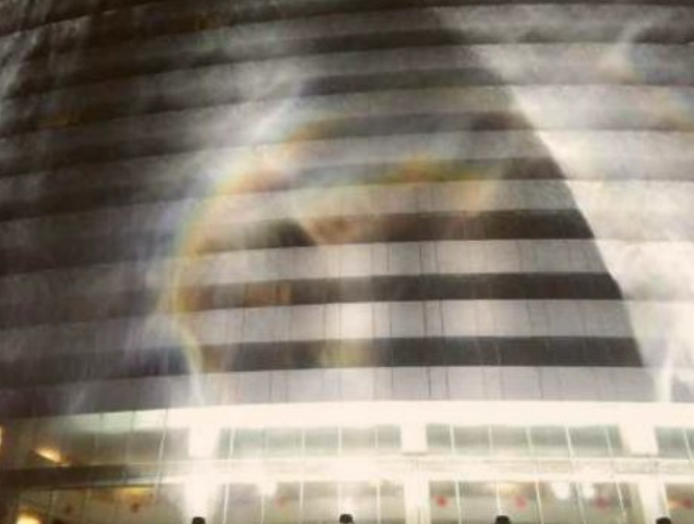  基建：中国基建再次看呆老外这次直接在摩天楼上建瀑布，怎么做