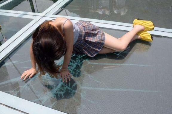 玻璃桥从上往下是风景，而从下往上也是一道“风景”，女生要注意