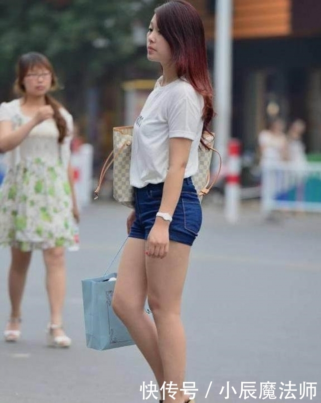  美女|路人街拍，气质娴静的美女，一身着装给人的感觉轻柔又得体