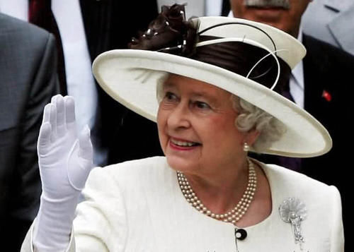 同样是被风掀起裙子，戴安娜的表现就很淡定，而卡米拉却显得很滑