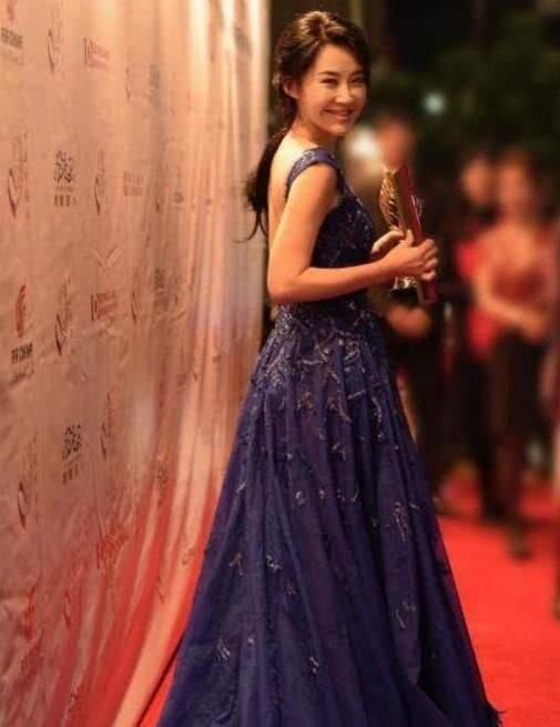 许晴才是真正的女神，49岁也能穿得美如18，是真正的冻龄女神