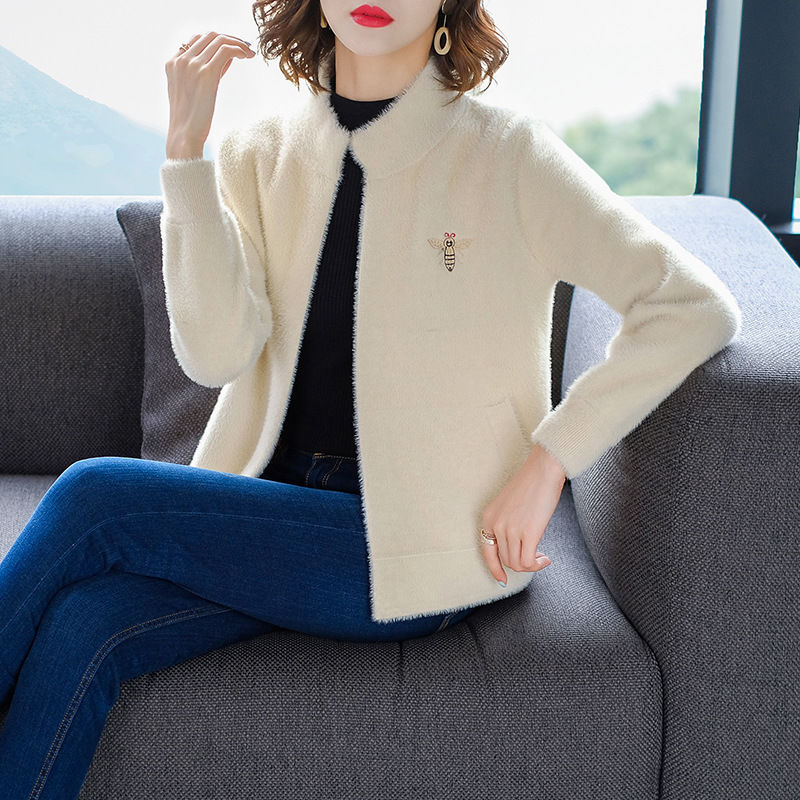 70后女人，穿这针织衫+黑裤子，年轻貌美特吸睛，女人味十足