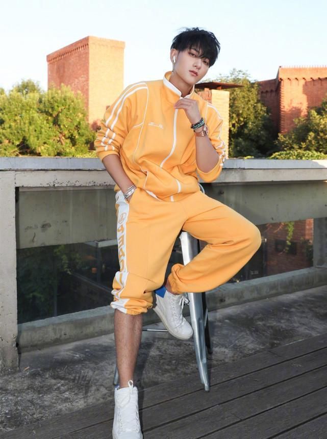 黄子韬现身机场，穿了破洞运动裤，快换换其它穿搭吧!