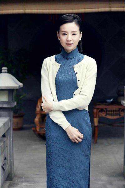 37岁董洁现身活动, 薄纱裙穿出一片风尘, 网友: 清纯形象瞬间崩塌