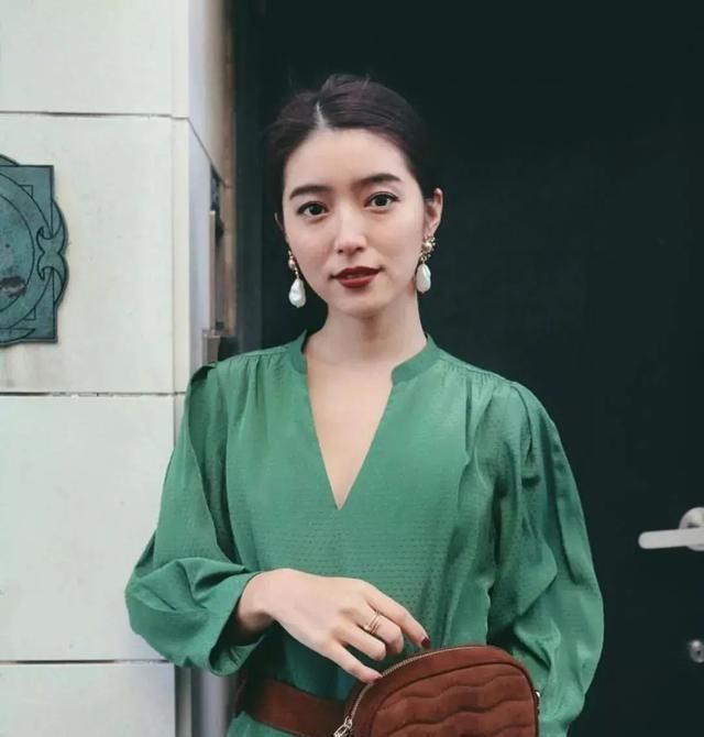  『链条腰带』春季适合小个子女生穿搭季节,这几种显高减龄穿搭示范,显大长腿