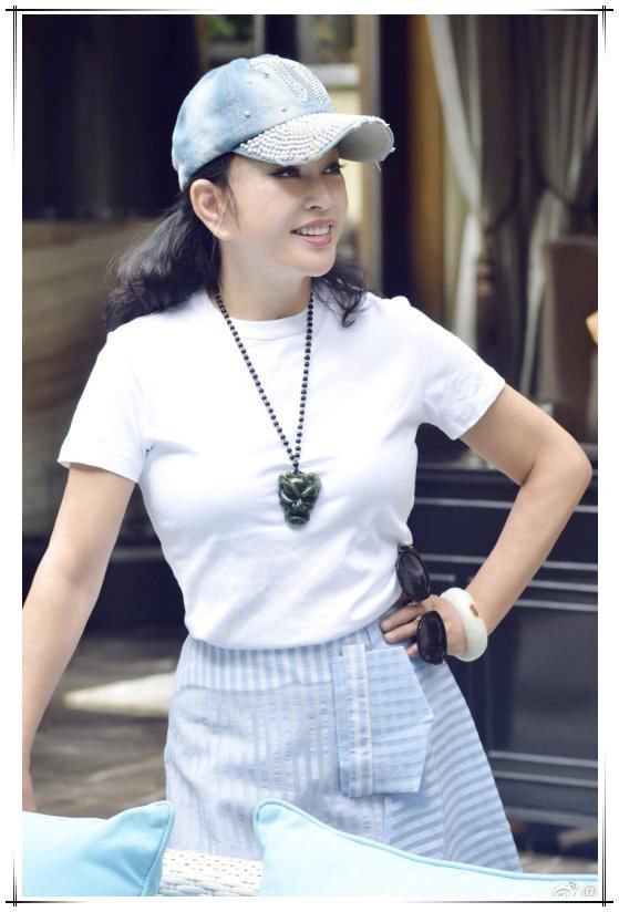 刘晓庆够狠！62岁还敢穿紧身T恤衫，网友：这身段只有22岁吧