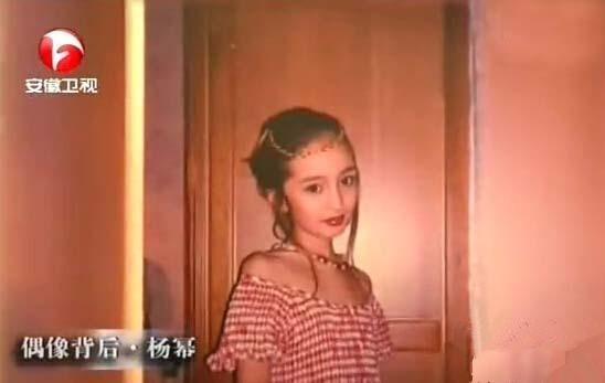 Angelababy童年照上热搜，这下真有人相信她没整容了