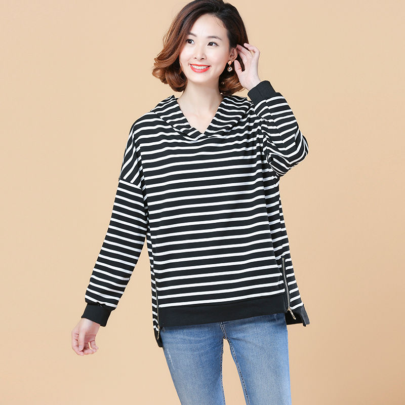 这减龄衫一上市就火了，一款比一款嫩得慌，四五十岁女人穿，特美