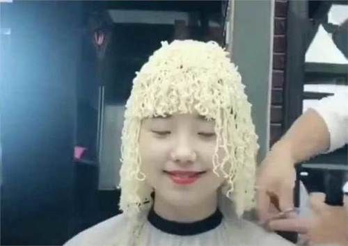 女子烫了一款方便面发型,网友：加点调料就能吃了