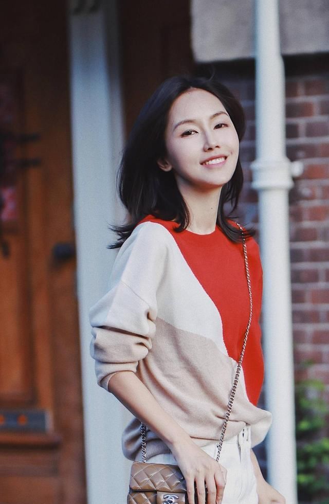  #能体现出#成熟女人不要再穿大地色了，亮色的服装更显女人味，优雅又气质