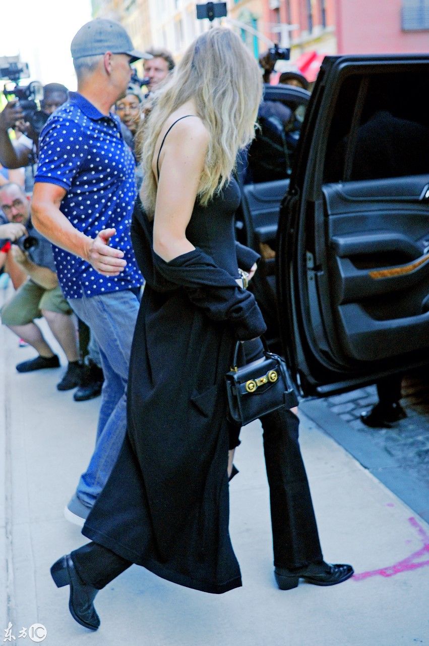 超模吉吉哈迪德现身街头 网友:不愧是超模，穿衣风格太突出!