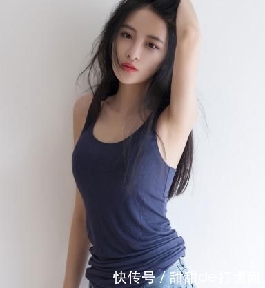  「舒适」时尚气质装扮的牛仔裤美女，展现紧身又舒适的装扮！
