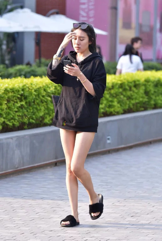 气质小姐姐大玩下身消失女神范儿十足，引得无数路人竞相围观