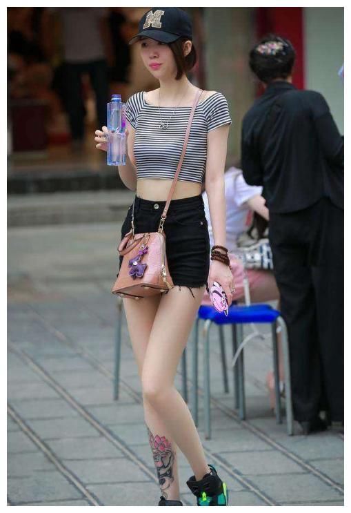 街拍：图四穿吊带小背心，衣服都撑“爆”了，这身材是真好！