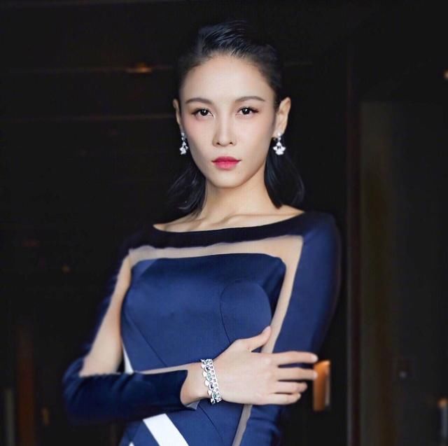 张蓝心颜值高就是好，这么穿美的有点美不胜收