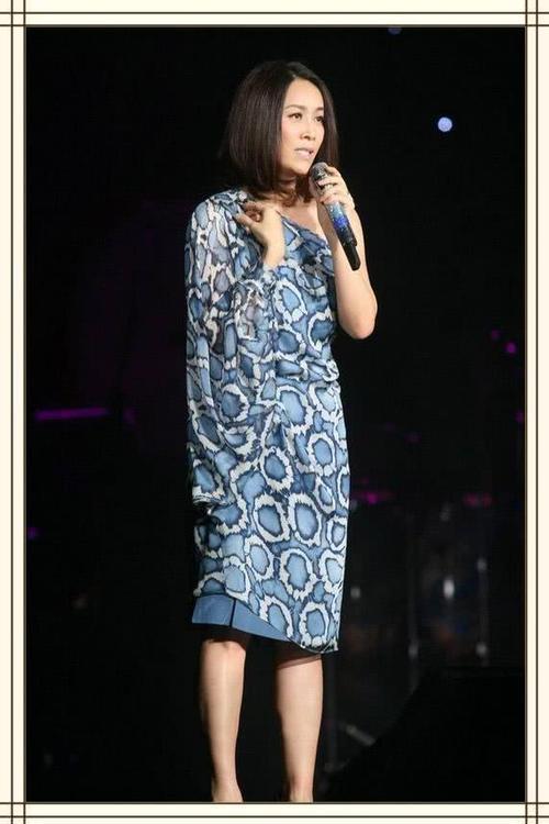 50岁那英真会玩！用热裤搭配冬季皮靴，网友：反季节才能穿出时髦