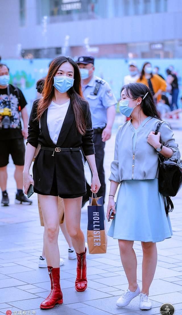 [更多]街拍：追寻时尚并不是一个非常快速的过程，相反它需要漫长的积累