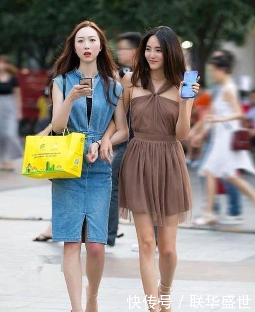【吊带】街拍:天生丽质的小姐姐,一条蓝色吊带连衣裙,时尚性感魅力十足