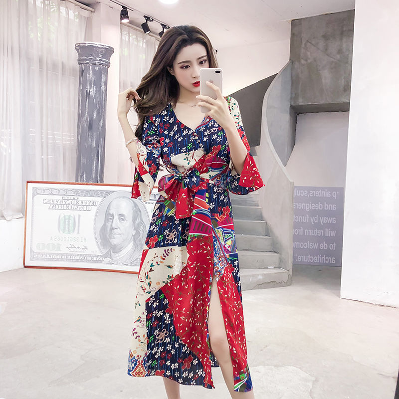 媳妇胆子太大了，这么“露”的连衣裙也敢穿出门，但确实性感迷人