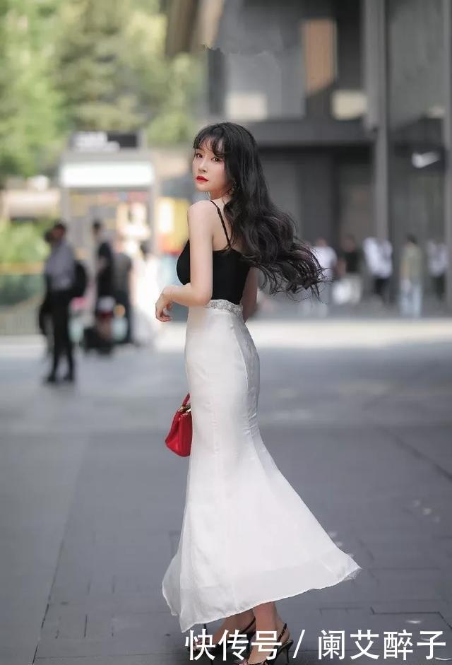 【美女】美女轻薄的长袖上衣搭配牛仔短裤搭配一双高跟凉拖,非常有魅力