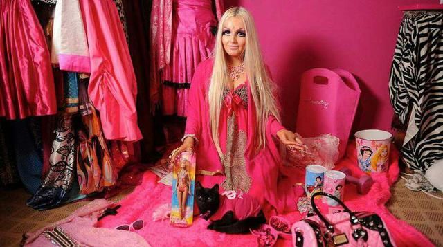 女孩自己变成芭比娃娃，每天化妆4小时，被侵害后的自暴自弃？