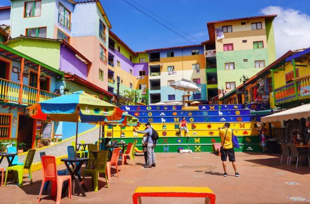 世界最“奇怪”的房子，建在200米的石头上，回家要爬半天