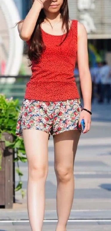 重口味小姐姐，身穿红色豹纹印花小背心独自出门逛街，泼辣性感