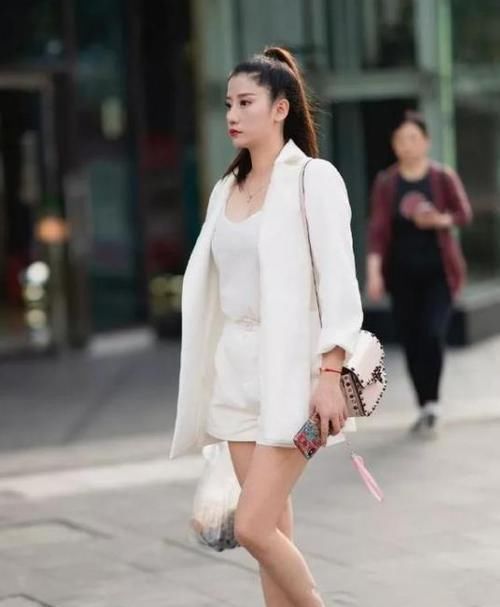  [气质]美女时尚街拍：妍姿俏丽的小姐姐，一条黑色的一字肩连衣裙，时尚魅力气质