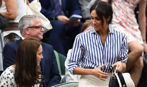 梅根穿的衬衫太肥,不适合她娇小身材,网友:这是跟哈里借的吧?