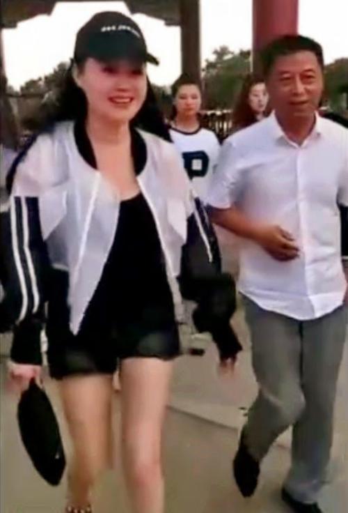 关婷娜有多美?路人近拍她穿短裤的样子,网友:赵本山真有眼光