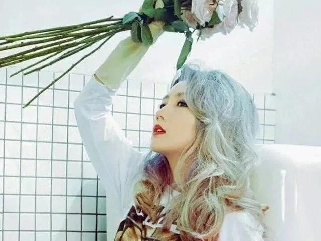 当女星染了发，周洁琼软萌，热巴美出新高度，何洁美的像个洋娃娃