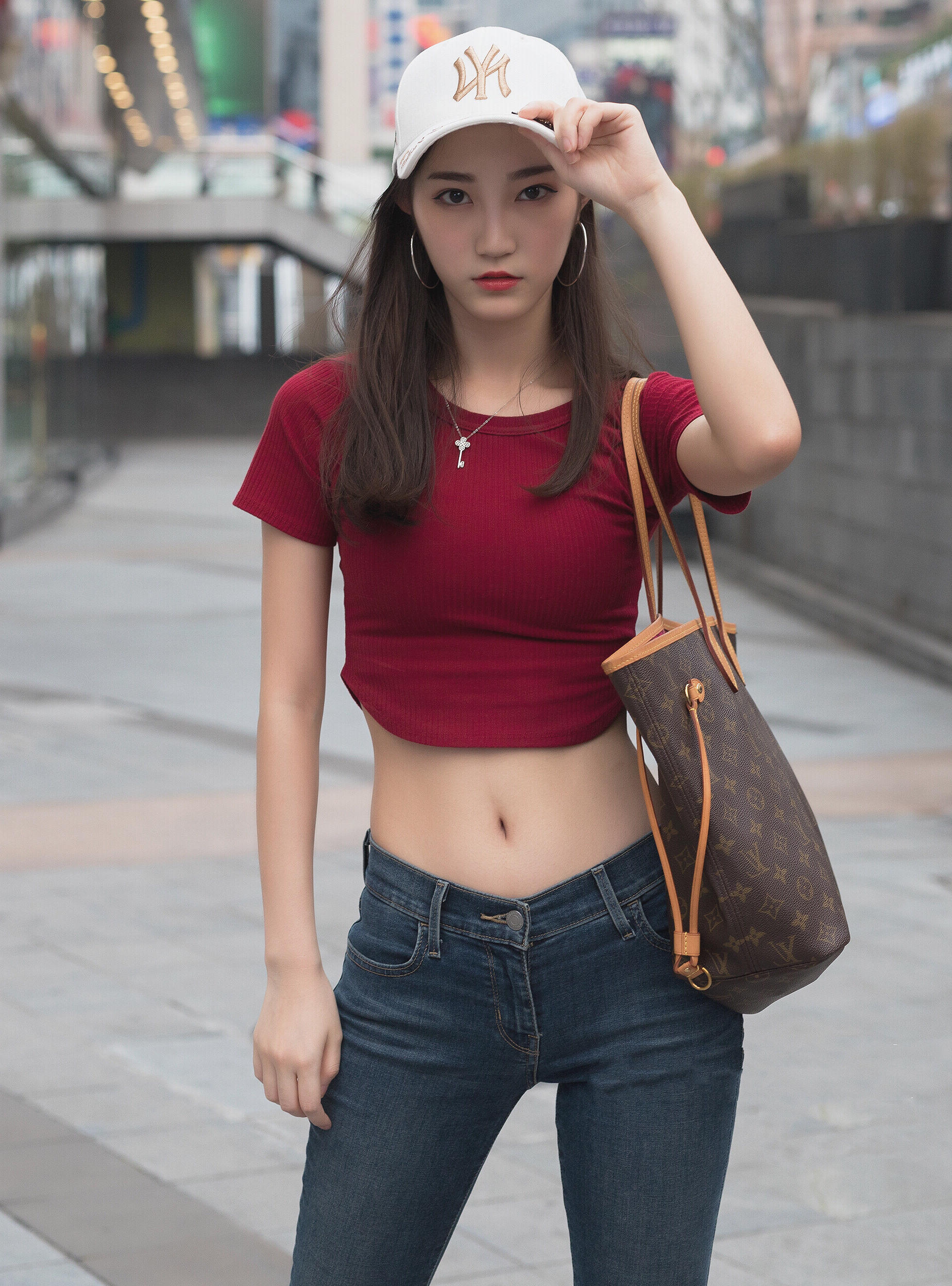 气质小姐姐紧身裤，平坦小蛮腰更显马甲线，路边大叔眼往哪看