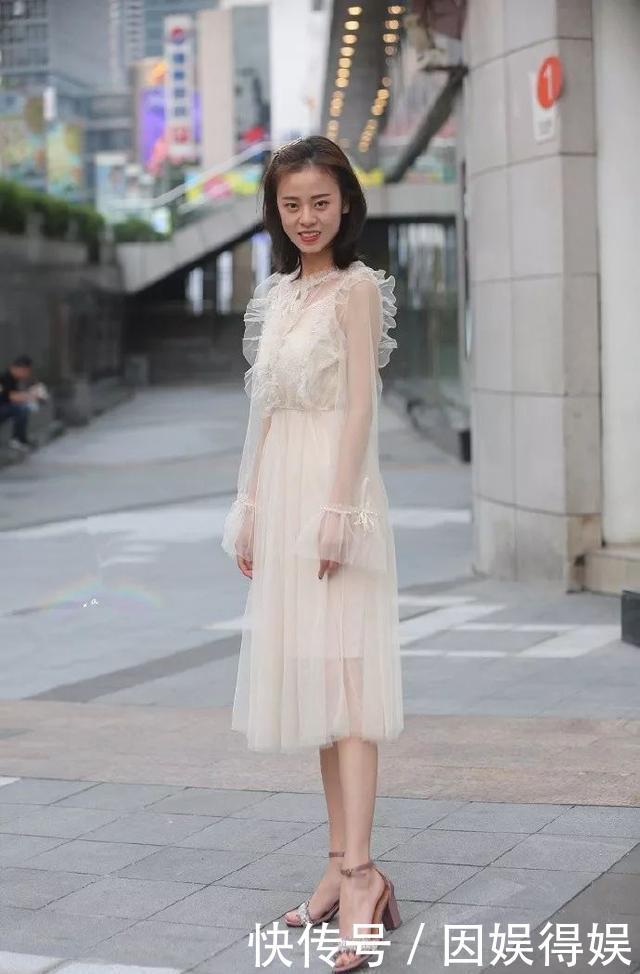  [迷人]小姐姐米白色的纱裙搭配一双高跟凉鞋，显高又带着一种迷人的气息