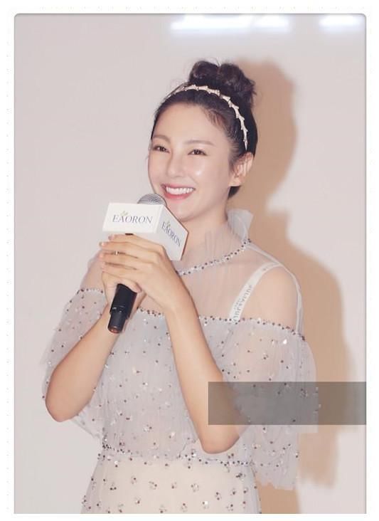 李菲儿鱼骨裙夸张，张雨绮、大S穿薄纱裙，一个真性感一个大妈相