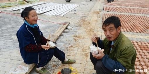 打工刚一个月，不少农民纷纷往家跑，为啥有钱不挣？咋想的？