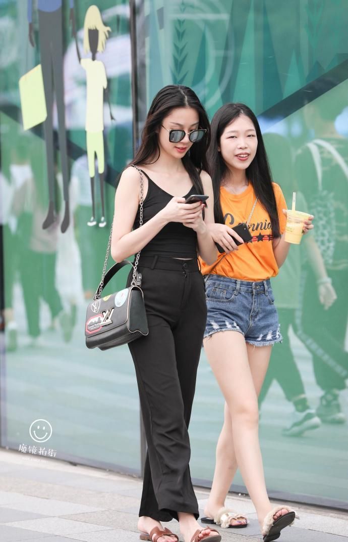 街拍:墨镜小背心,闺蜜有点丑