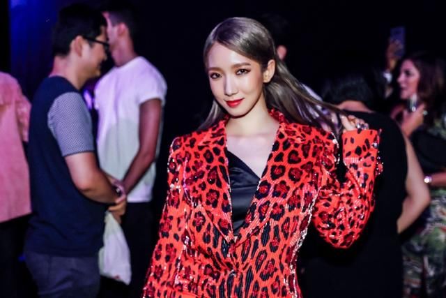 孟美岐时装周首战穿红西装，撞上46岁郑秀文，赢了年纪却输了气场